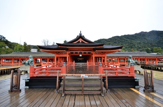 明るい空に照らされた寺院の景色