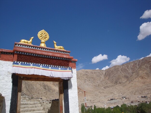 Photo view of temple against cloudy sky