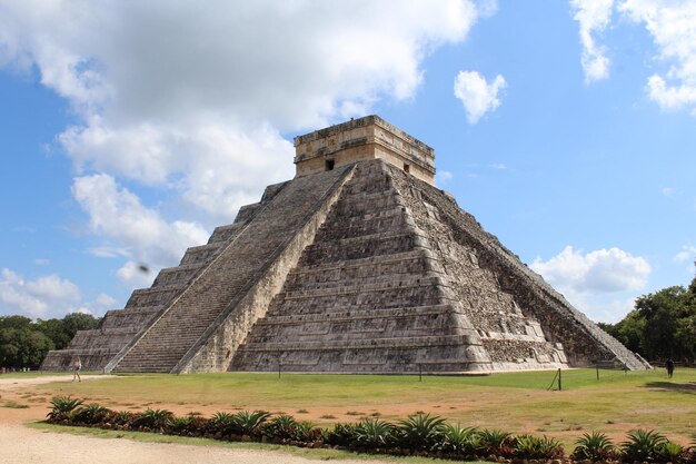 Foto vista del tempio contro un cielo nuvoloso