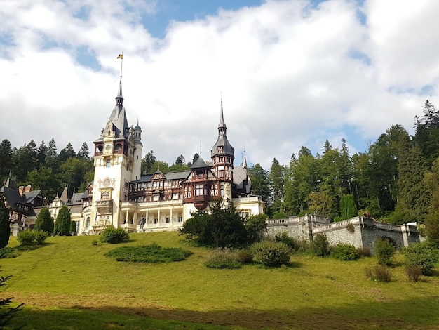Вид на здание храма на облачном небе