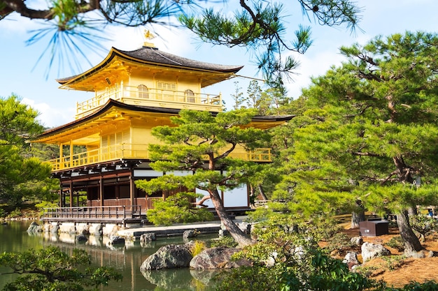 空に照らされた寺院の建物の景色