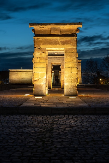 Foto vista del tempio di debod a madrid all'ora blu - spagna