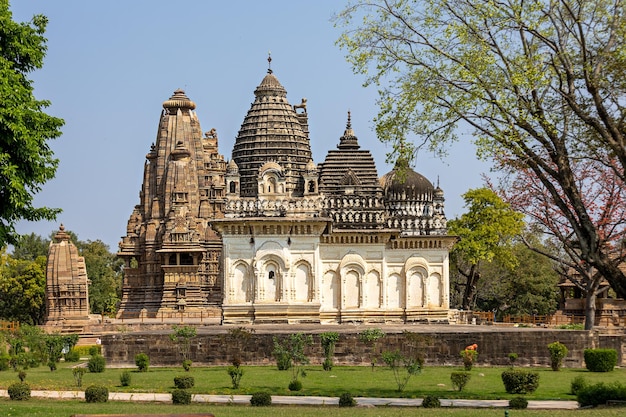 インドのカジュラホにある寺院の眺め