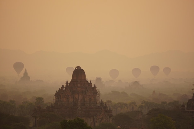 Photo view of temple at sunset