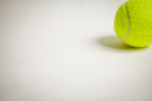 Вид на теннисный мяч