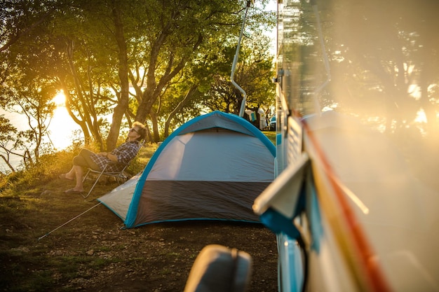 Foto vista di una tenda nella foresta