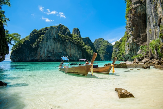 Photo view of thai traditional longtail boat over clear sea and sky in the sunny day, phi phi islands, thailand