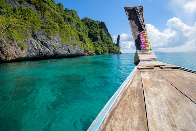 澄んだ海と晴れた日、ピピ島、タイの空の上のタイの伝統的なロングテールボートのビュー