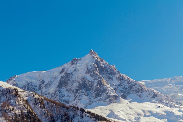 사진 겨울에는 프랑스 샤모니 도시 에귀유 드 미디 몽블랑 알프스(aiguille de midi mont blanc alps) 꼭대기를 감상하세요