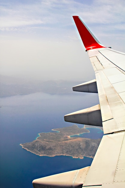 Foto guarda attraverso il finestrino di un aereo