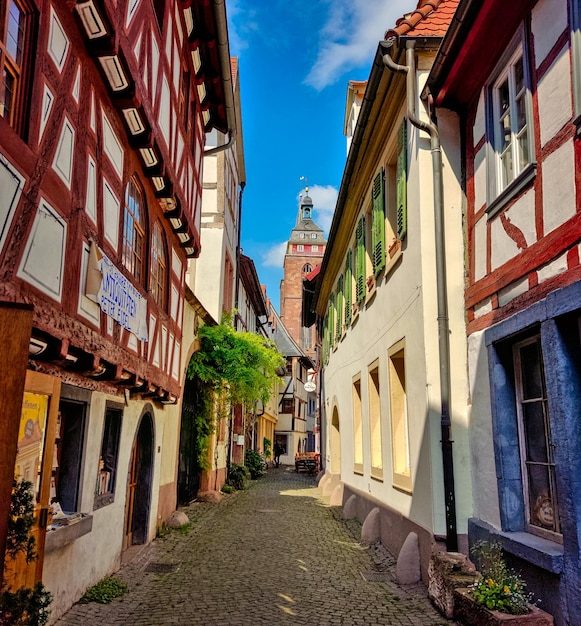 ドイツの旧市街の狭い道を見る