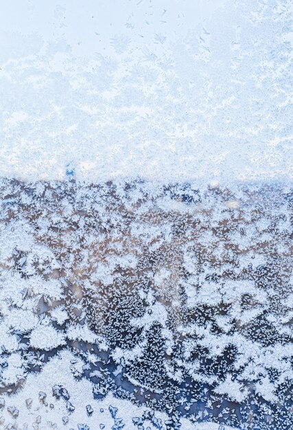 Вид через заснеженное окно зимой