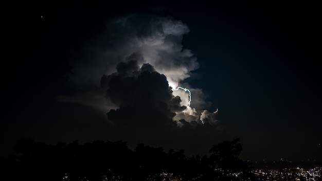 Photo view of a thunderstorm in the sky at night