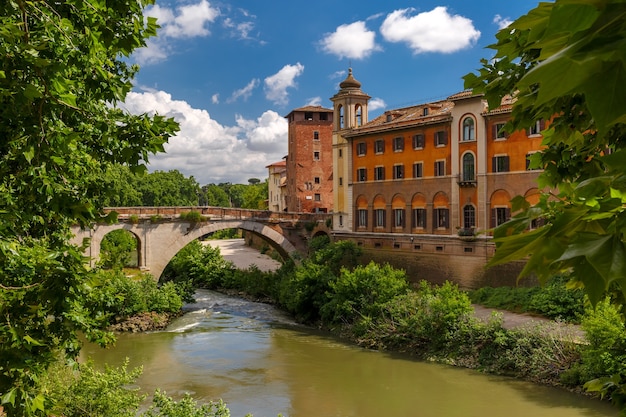 晴れた日、ローマ、イタリアのポンテファブリキウスと教会Chiesa di San GiovanniCalibitaのあるティベリナ島またはティベリナ島の眺め