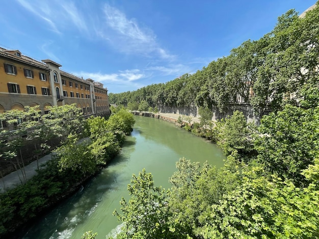 Photo view of the tiber river from ponte fabricio isola tiberina