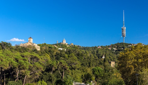 Photo view of tibidabo mountain in barcelona