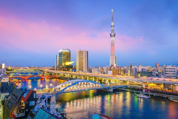 日本の日没時の東京のスカイラインの眺め。