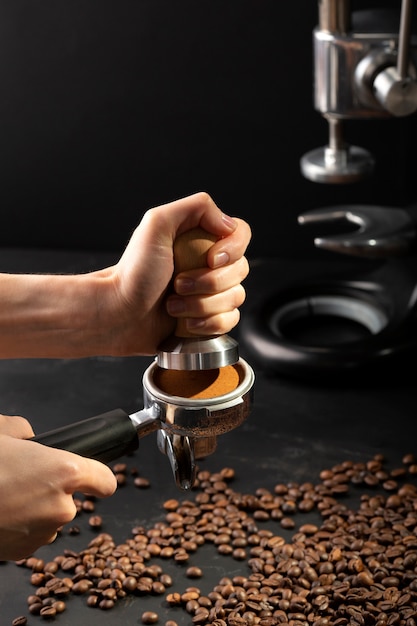 Vista dello strumento utilizzato per la pressatura e la preparazione del caffè