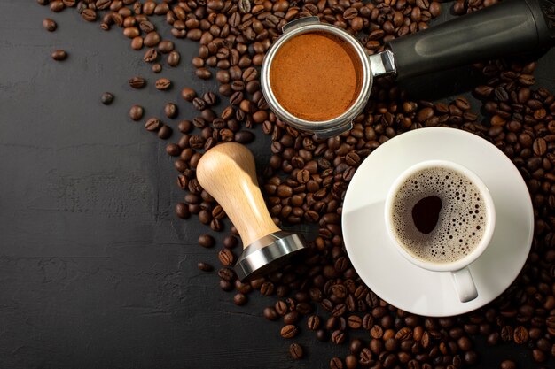 Foto vista dello strumento utilizzato per la pressatura e la preparazione del caffè