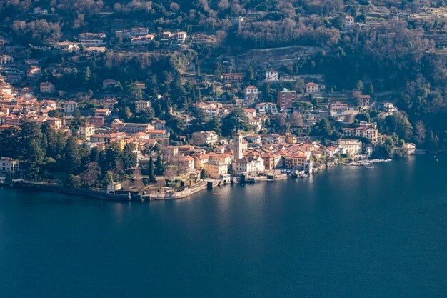 Foto vista di un villaggio sul lago di como