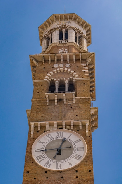 Foto vista alla torre dei lamberti a verona, italy