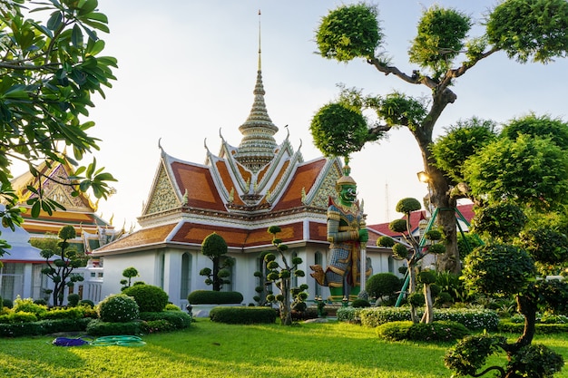 View of the tour of the Buddhist temples in wat arun, tailand