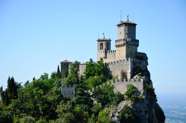 Foto vista della torre contro un cielo blu limpido