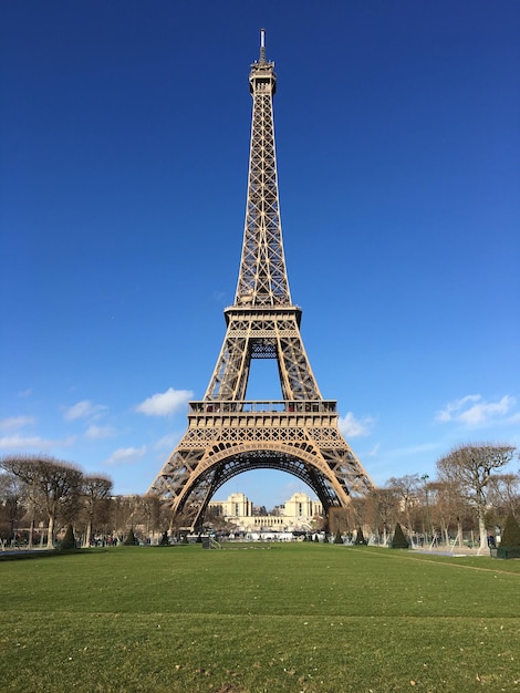 天空に照らされた塔の景色