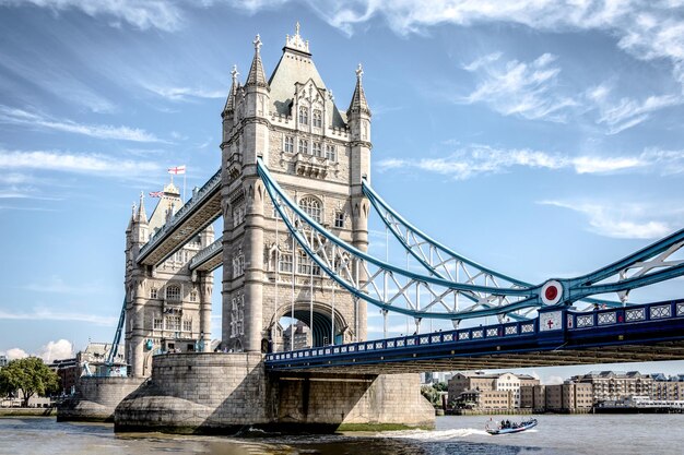 Photo view of tower bridge against cloudy sky