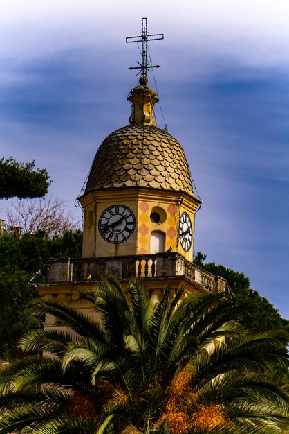 Vista alla torre della chiesa di san martino a portofino, italy