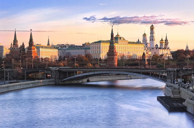 Photo view of the towers and temples of the moscow kremlin and the bolshoi kamenny bridge