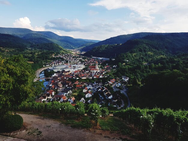 Foto vista della città contro la catena montuosa