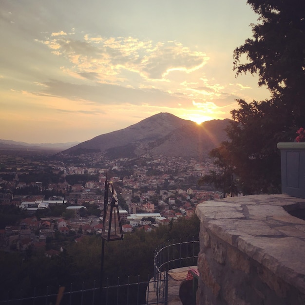 Photo view of town against sky during sunset