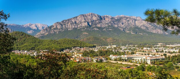 Tahtali Lycian Olympus 산이 있는 아름다운 산 계곡 Kemer Turkey의 마을 전망