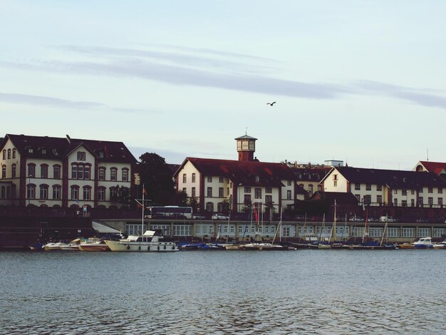 Photo view of town in front of river