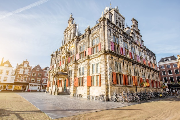 네덜란드 델프트(Delft) 시의 화창한 아침에 중앙 광장에 있는 시청과 아름다운 건물의 전망