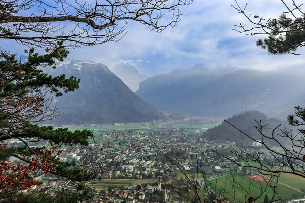 Photo a view of the town of lauterbrunnen from the mountains