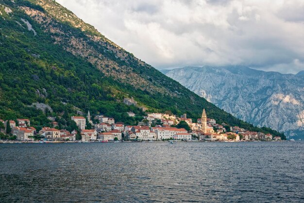 코토르 몬테네그로 만(Bay of Kotor Montenegro)에서 페라스트(Perast) 마을 보기