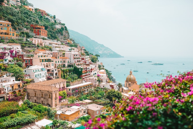 Vista della città di positano con fiori