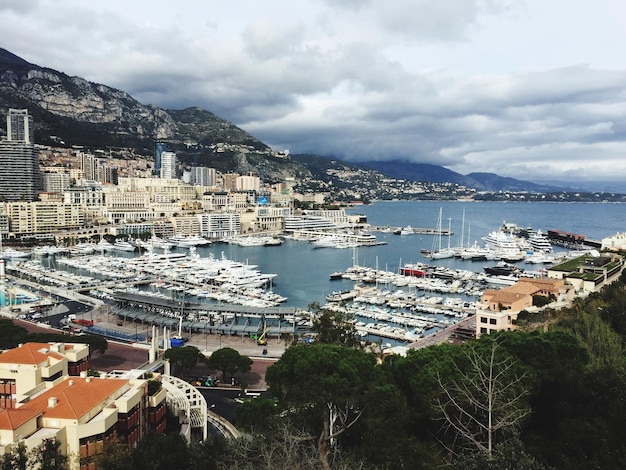 Photo view of townscape against cloudy sky