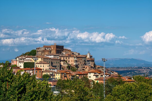 Foto vista del paesaggio cittadino dal mare contro il cielo