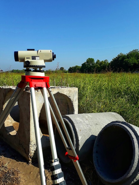 Foto vista del trattore sul campo contro un cielo limpido