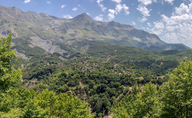 中央ズメルカイピロスギリシャの標高800メートルのアサマニカ山脈の斜面に位置する伝統的なギリシャの村カタラクティスの眺め