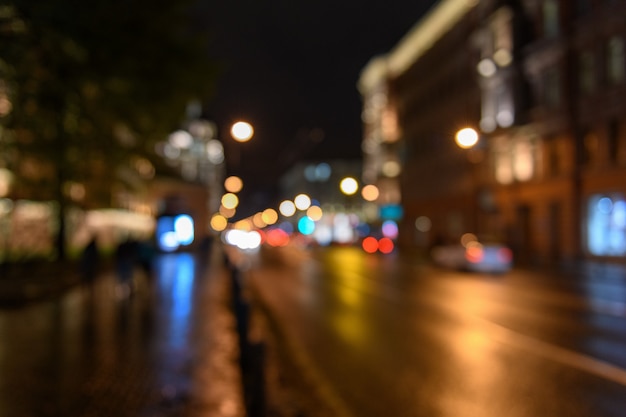 Vista del traffico in via della città, paesaggio notturno, backgr blured del bokeh