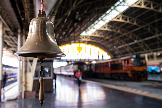 Foto vista del treno alla stazione ferroviaria