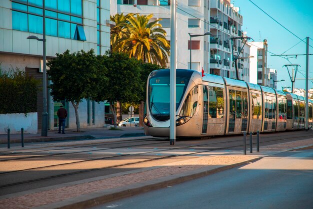 Foto vista del treno sulla strada per edificio