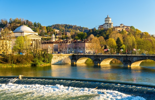 Вид Турина через реку По - Италия