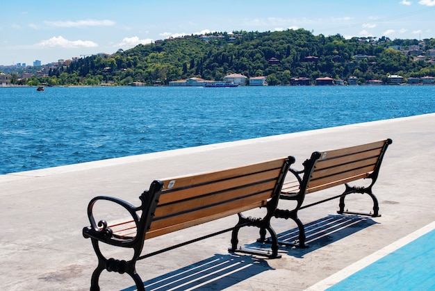 Вид на турецкую природу и Босфор с набережной в районе Арнавутки Стамбула.