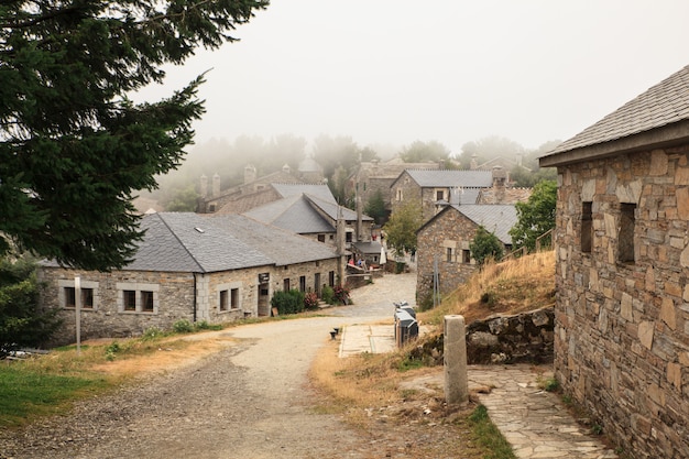 Foto vista delle tipiche case di cebreiro, in spagna