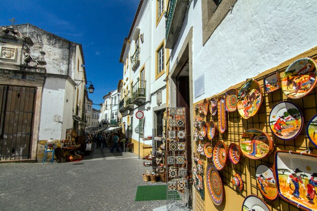 Alentejo 지역 마을의 전형적인 거리의 전망, 이것은 포르투갈 에보라 도시에서입니다.